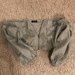 Jean off the shoulder blouse, stretchy fit.